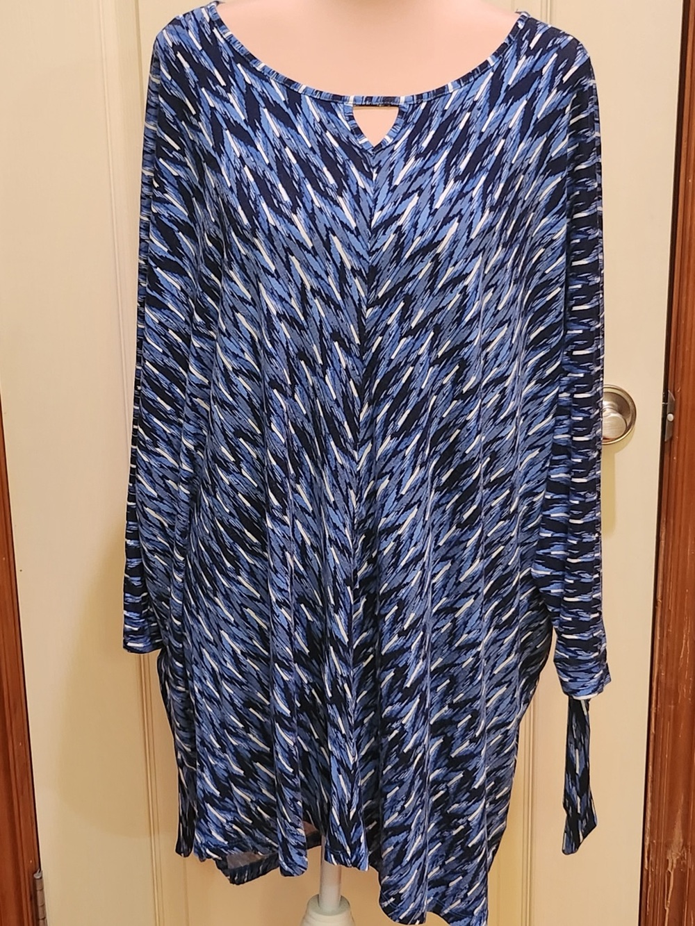 Avenue Analise Chevron Blue White Tunic 22/24W 3/4 Tie Sleeve Keyhole Detail